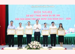 Thừa ủy quyền của Chủ tịch UBND tỉnh, đồng chí Lê Ô Pích tặng Bằng khen của Chủ tịch UBND tỉnh cho các tập thể.